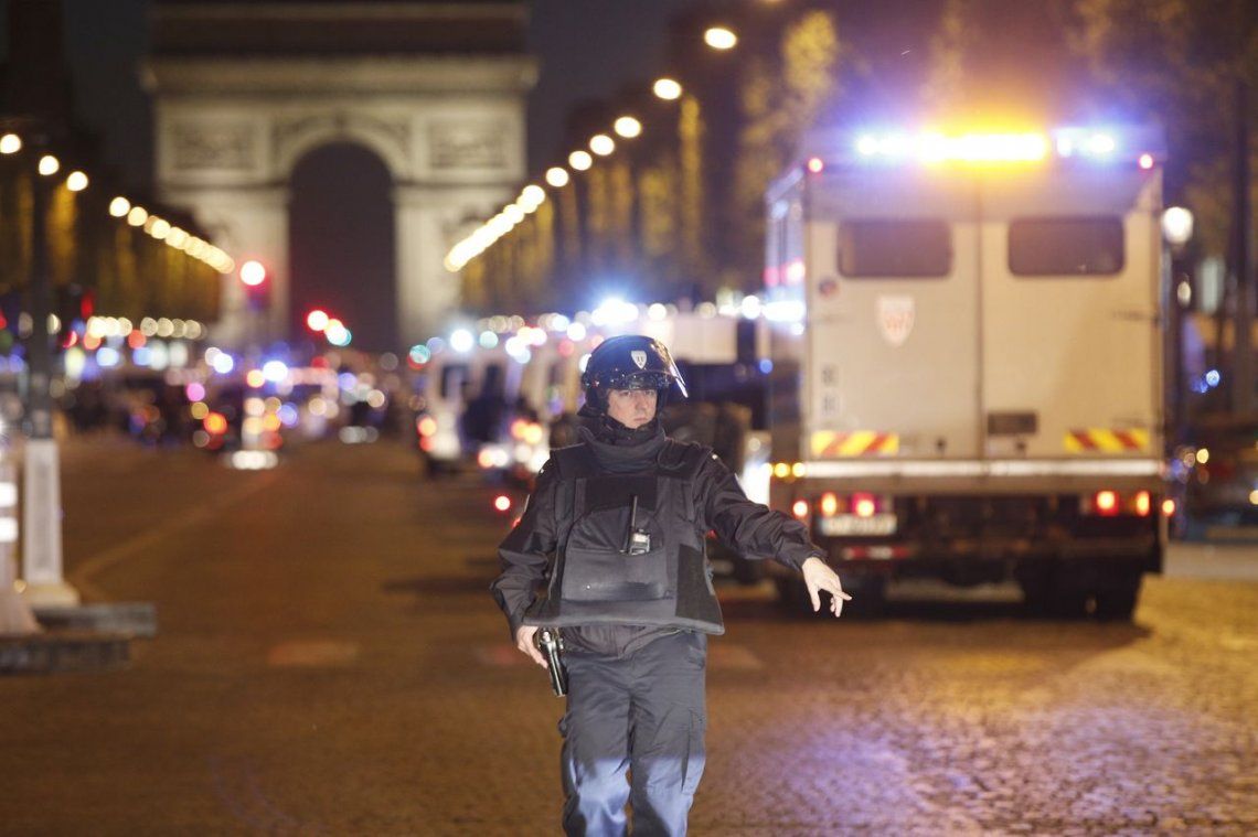 París: tiroteo en Campos Elíseos deja dos muertos