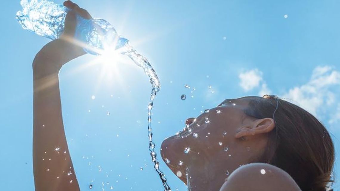 Consumir agua es fundamental para prevenir el golpe de calor