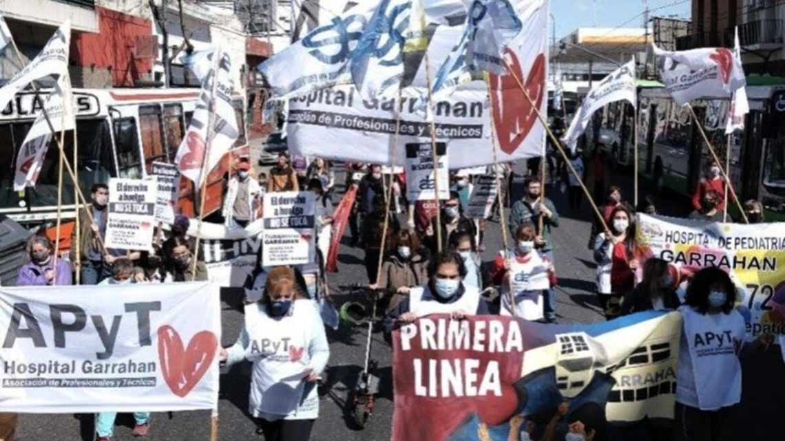 Trabajadores del Garrahan paran y marchar para reclamar un aumento del 80%