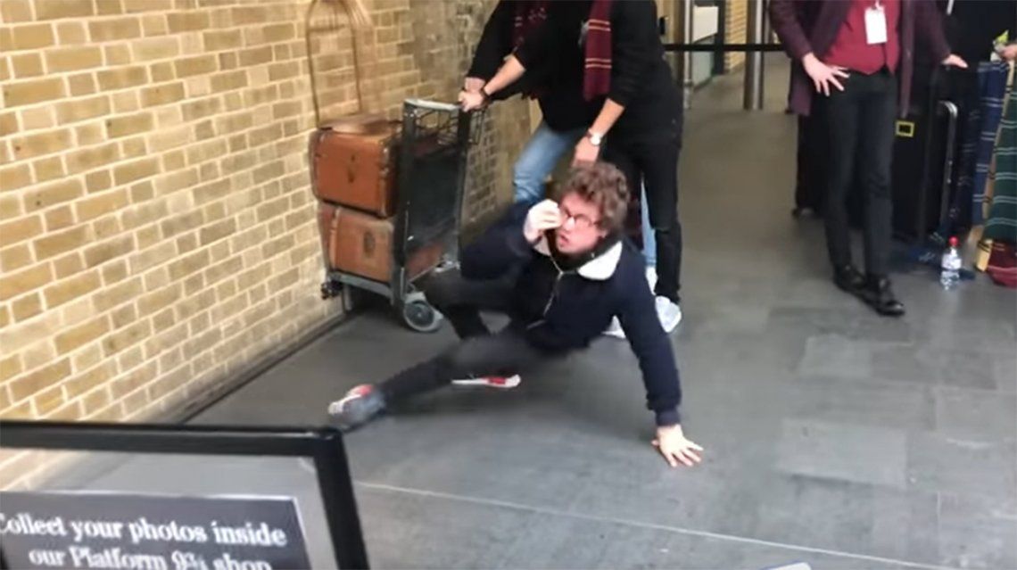 Video | Fanático de Harry Potter intenta atravesar la plataforma 9 ¾