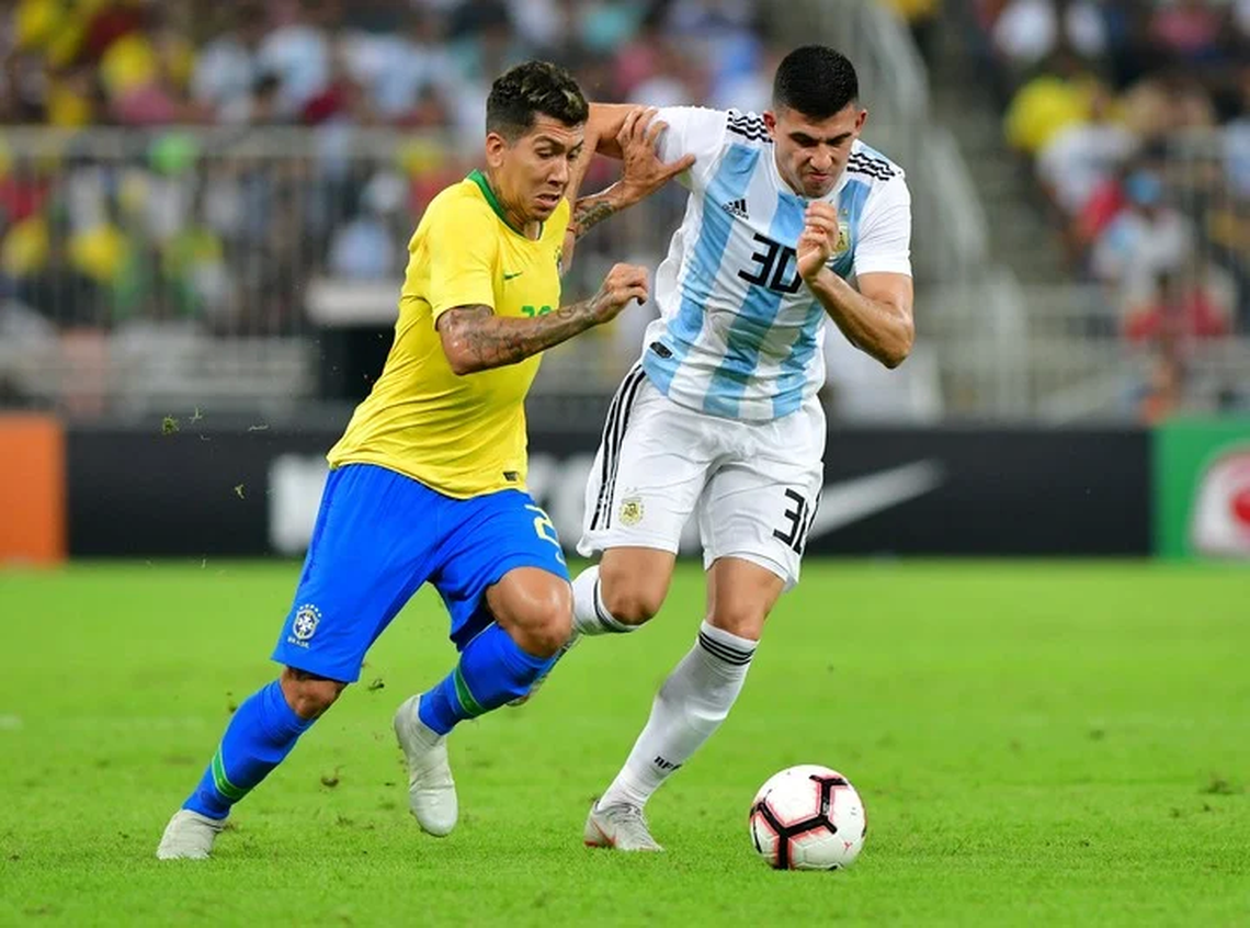 Rodrigo Battaglia, titular en un amistoso ante Brasil en 2018.