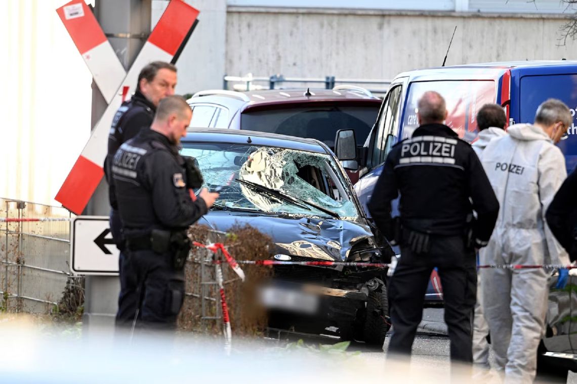 El auto utilizado por el ciudadano alemán para atropellar a la multitud en Mannheim.