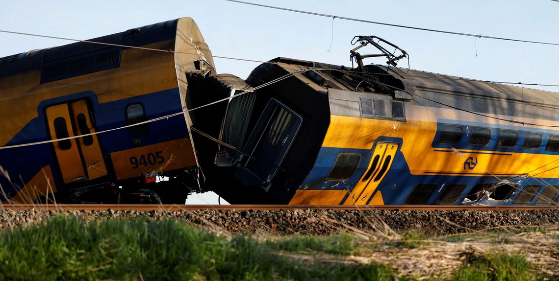 Un muerto y treinta heridos en descarrilamiento de un tren en Países Bajos.
