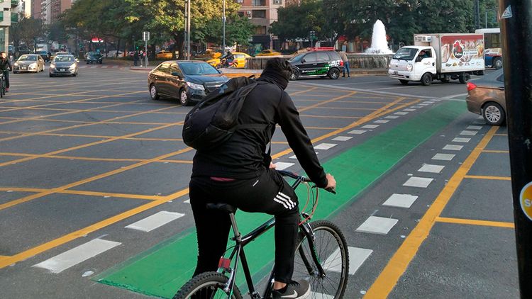 La mayoría de los de ciclistas en Argentina no utiliza casco como medida de protección.