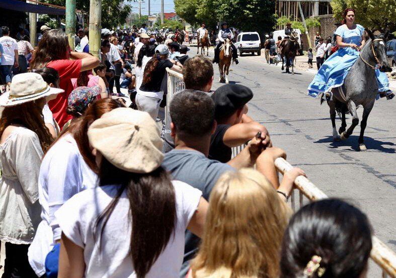 Ezpeleta celebró sus 145 años con un desfile tradicionalista