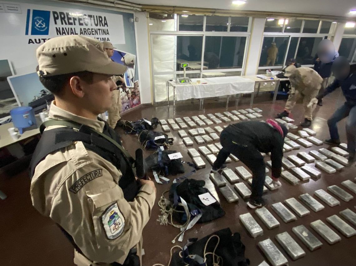 Prefectura indicó que se trata de más de 170 kilos de cocaína que aparecieron flotando. Foto: PNA. 