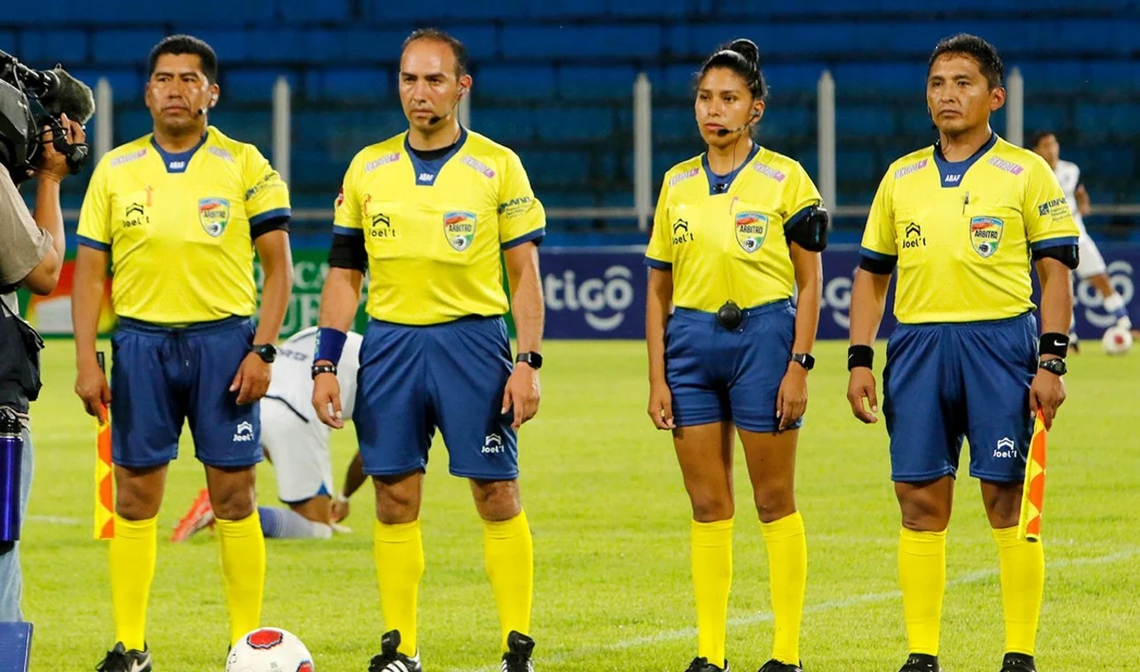 Suspendieron a los árbitros del partido que tuvo 42 minutos extra en Bolivia.