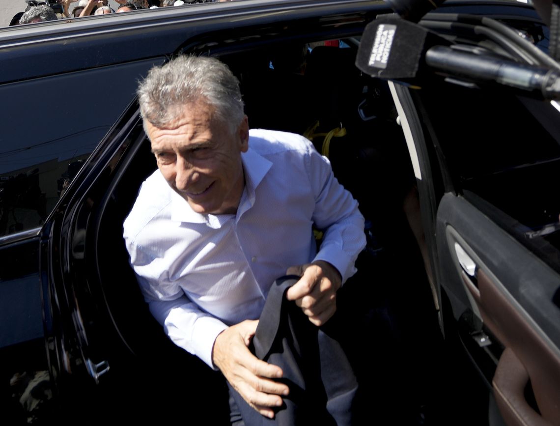 Macri fue atorizado a salir del país. 