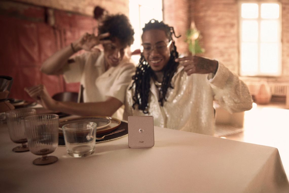 Llega la edición especial del motorola razr 50 ultra en el Color del Año 2025 de Pantone: Mocha Mousse