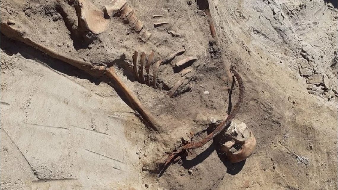 El esqueleto fue hallado en Polonia y suponen que la habían considerado una mujer vampiro.