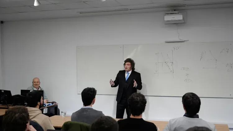 Javier Milei expuso sobre economía ante estudiantes y dirigentes en la Universidad de San Andrés.