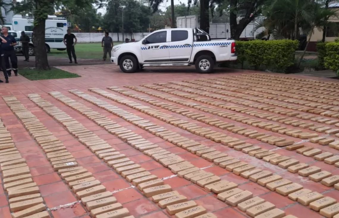 En total llevaba 4200 kg de droga distribuída en 132 bultos que fueron secuestrados por la Aduana.