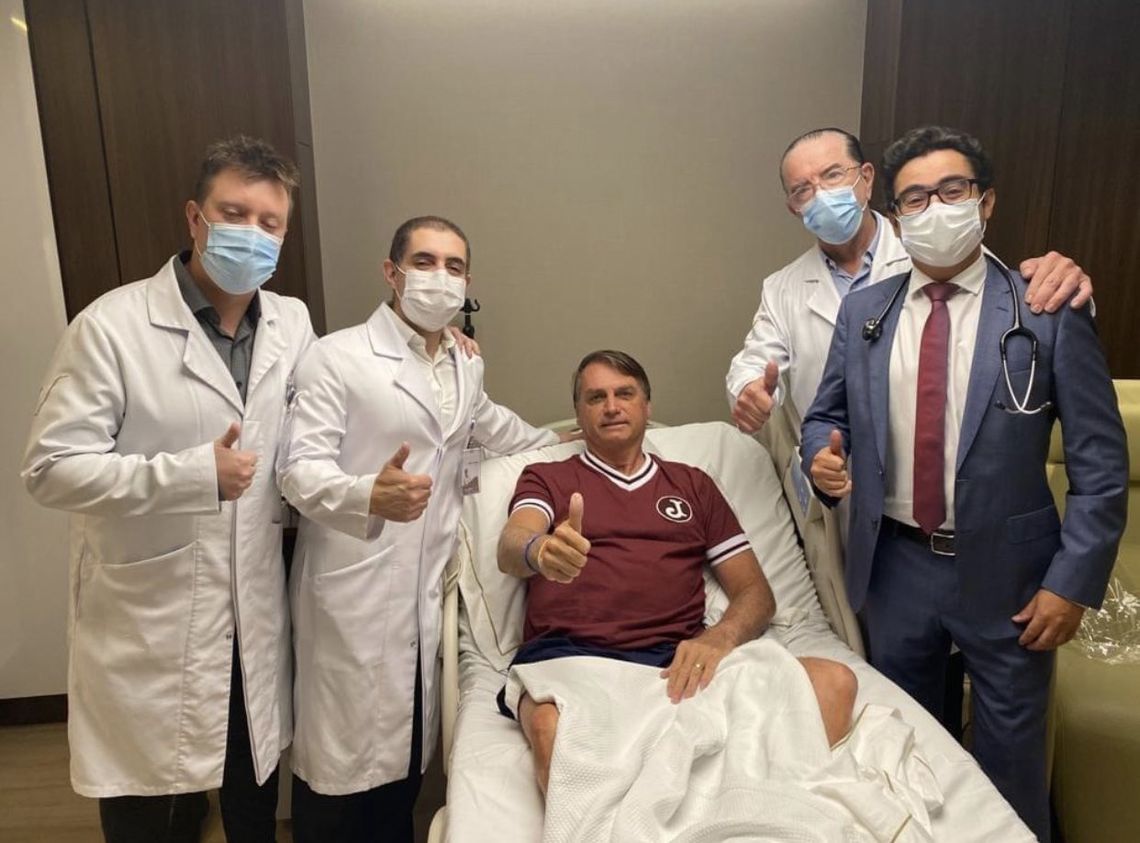 Jair Bolsonaro posa junto a los médicos que lo atendieron en esta nueva internación. Foto: Twitter