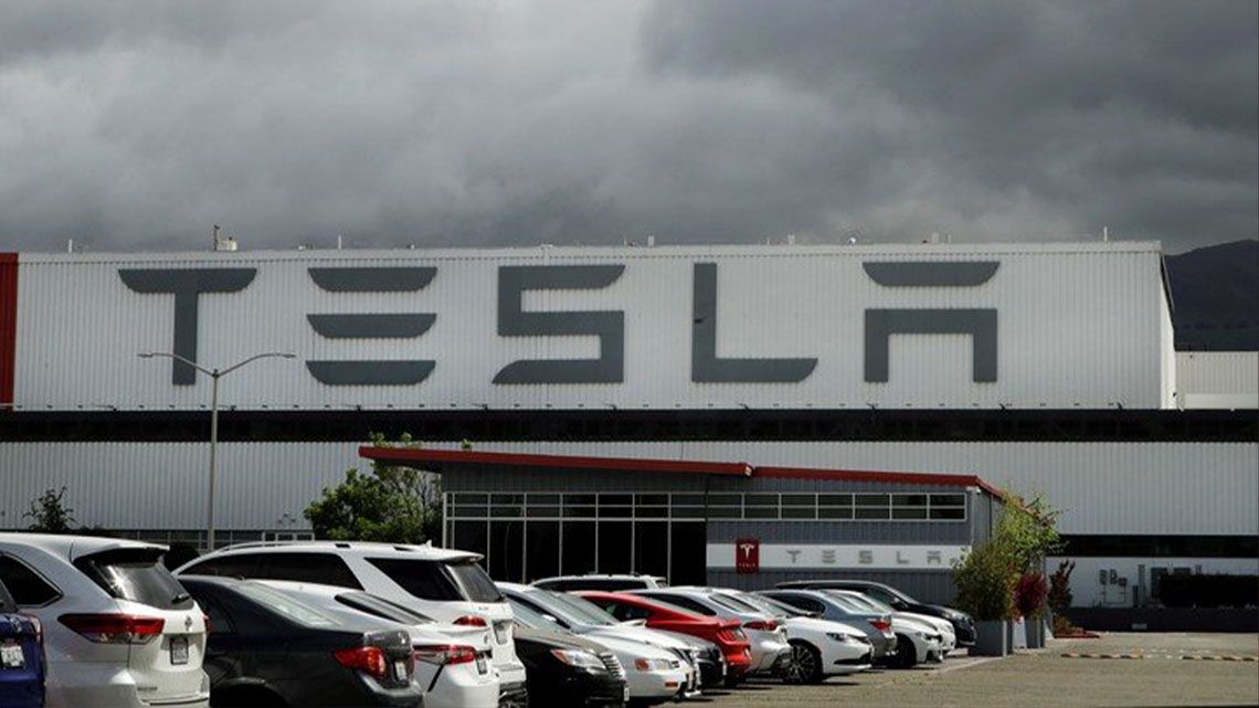 California demandó a Tesla por discriminación racial.