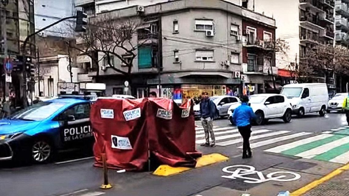 Una turista francesa murió luego de ser atropellada por una moto en el cruce de la avenida Córdoba y Bulnes.