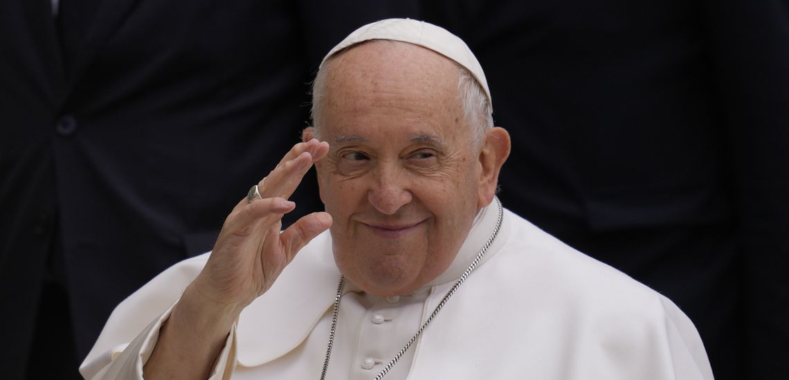El papa Francisco enviará emisarios a Rusia y Ucrania. 
