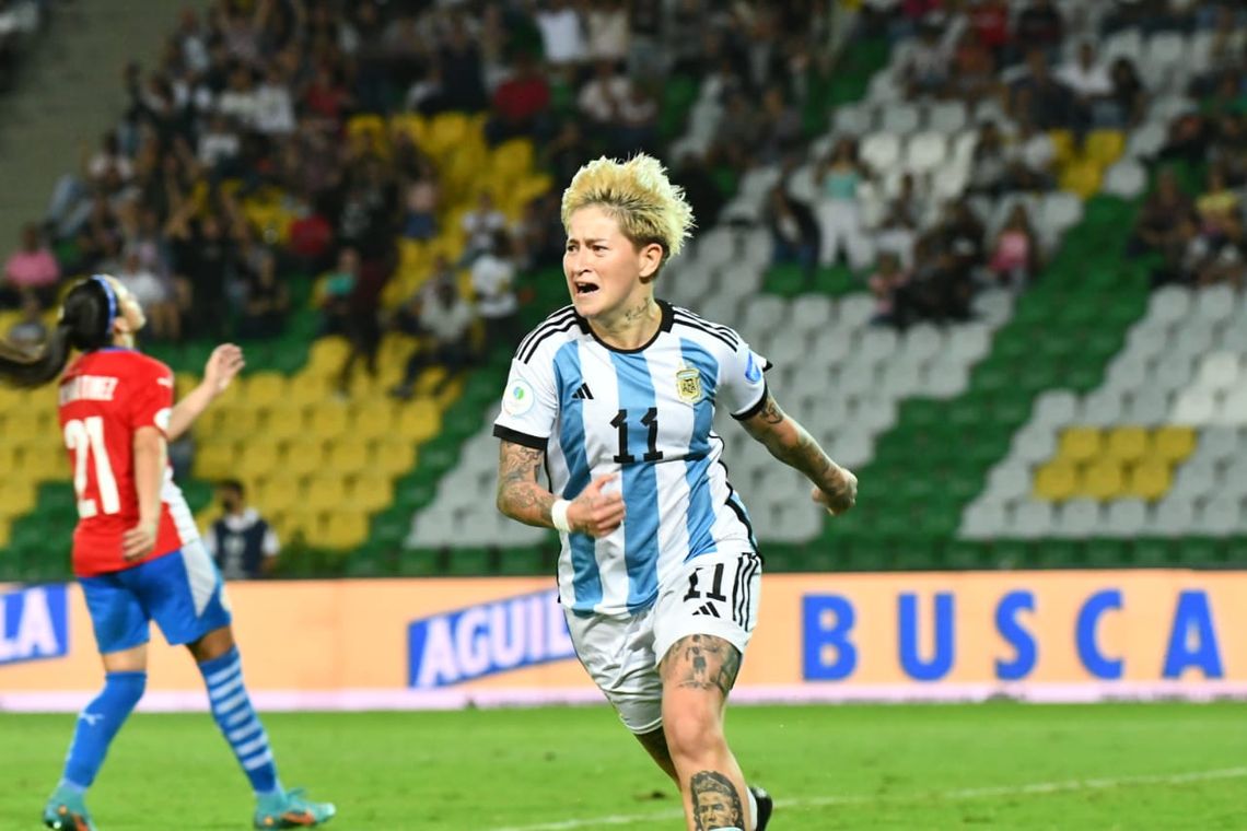 Yamila Rodríguez celebra el empate parcial de Argentina