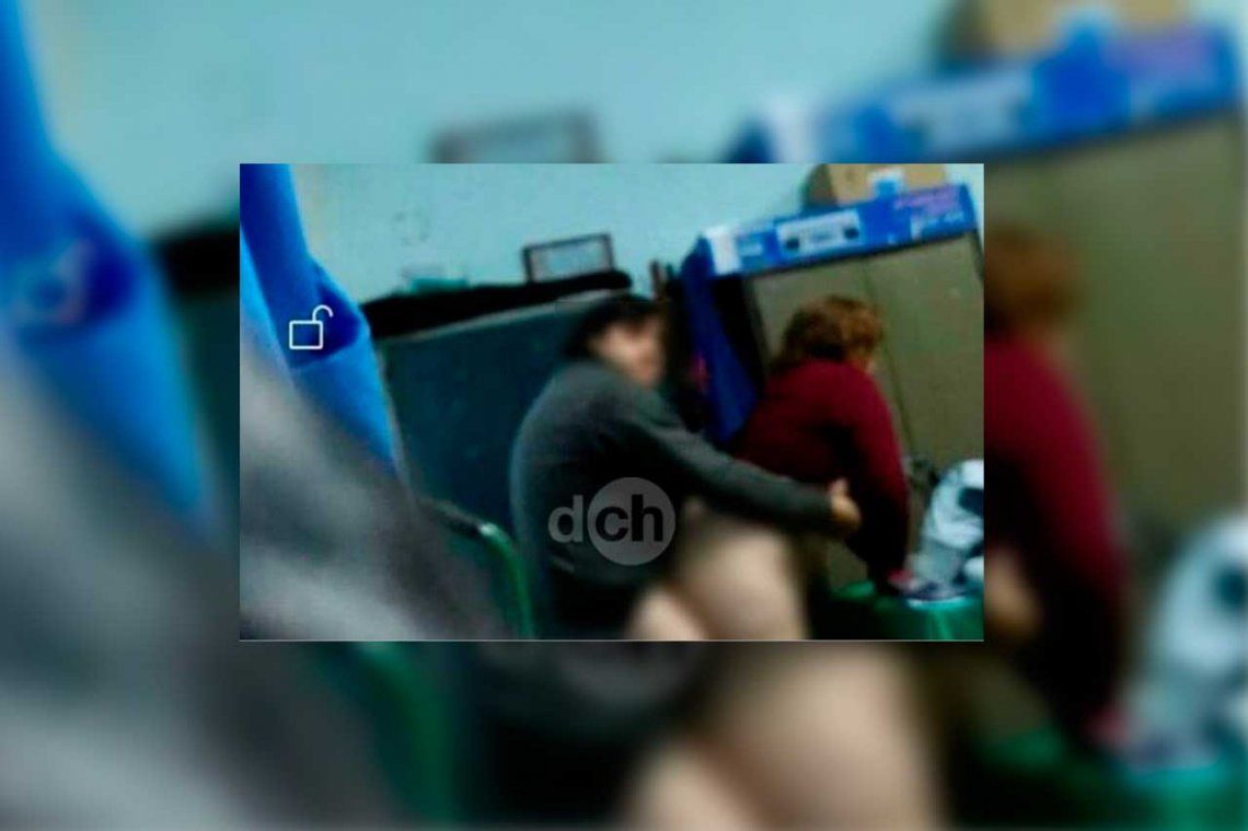 Chaco: vicedirector se filmó teniendo sexo en la escuela junto a la Bandera de Ceremonias