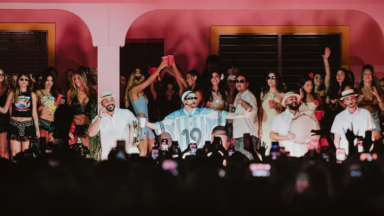 Bad Bunny desató una fiesta en el Monumental en el inicio de sus shows en Argentina, con hits, pogo y un emotivo homenaje a Soda Stereo.