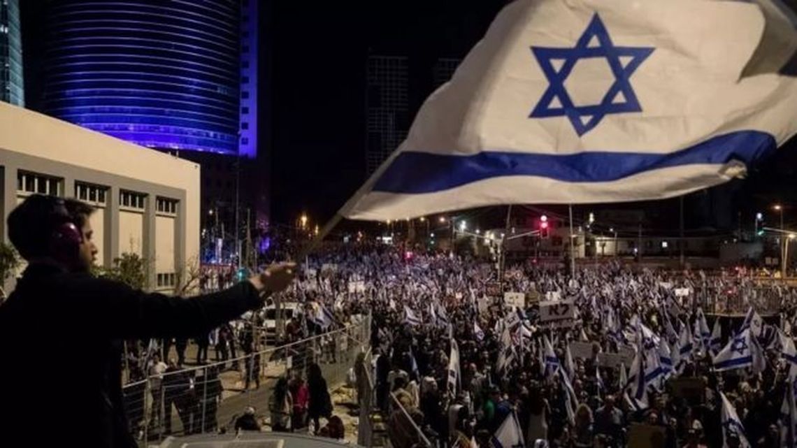 Miles de ciudadanos protestaron en Israel contra una polémica reforma impulsada por el gobierno.