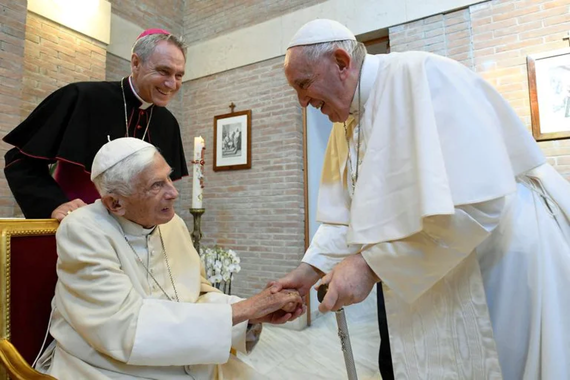 Francisco encabezará el funeral de Benedicto XVI.