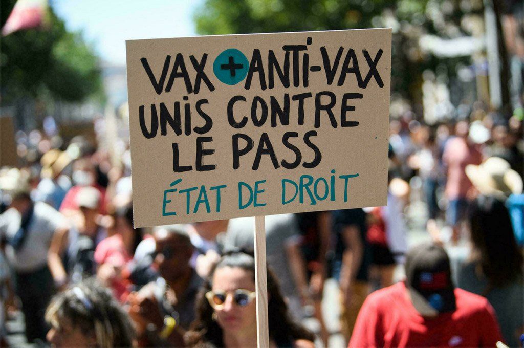 La manifestación une a los vacunas y los anti-vacunas en defensa del estado de derecho.