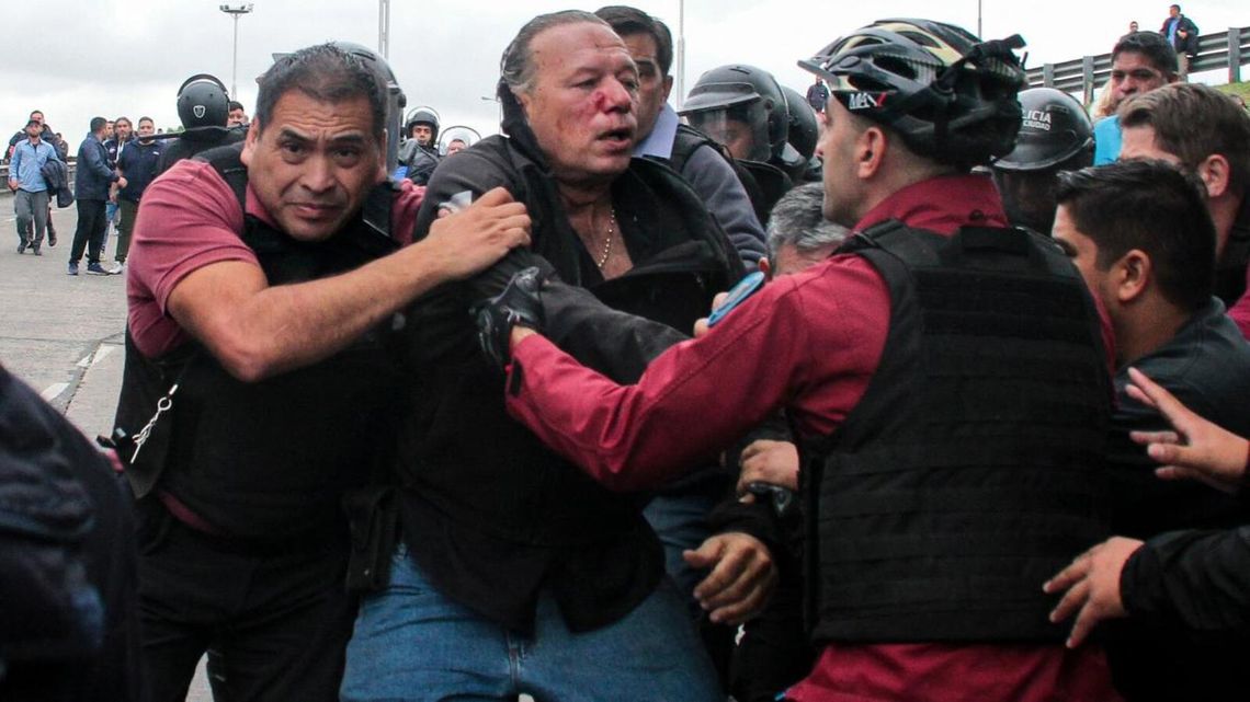 Sergio Berni fue agredido por un grupo de choferes de colectivos durante una protesta.