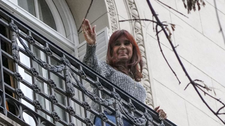 Cristina saluda desde el balcón de su departamento en la calle San José.