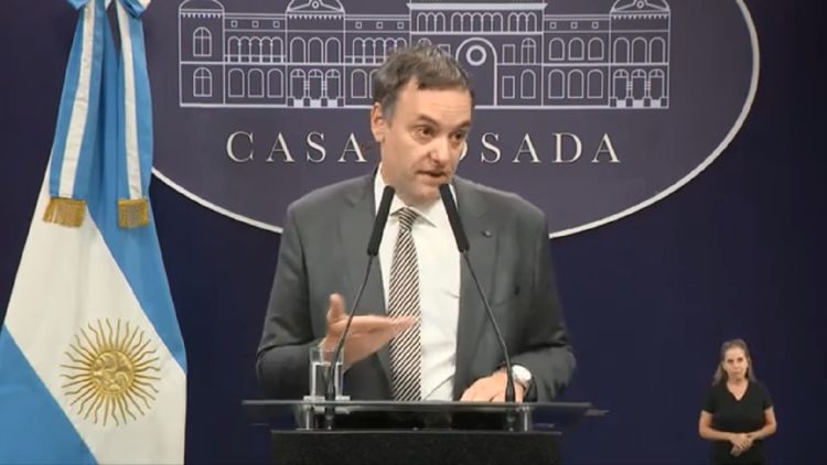 Manuel Adorni, vocero presidencial, durante la conferencia de prensa de este miércoles 24 de abril (Captura de pantalla). 