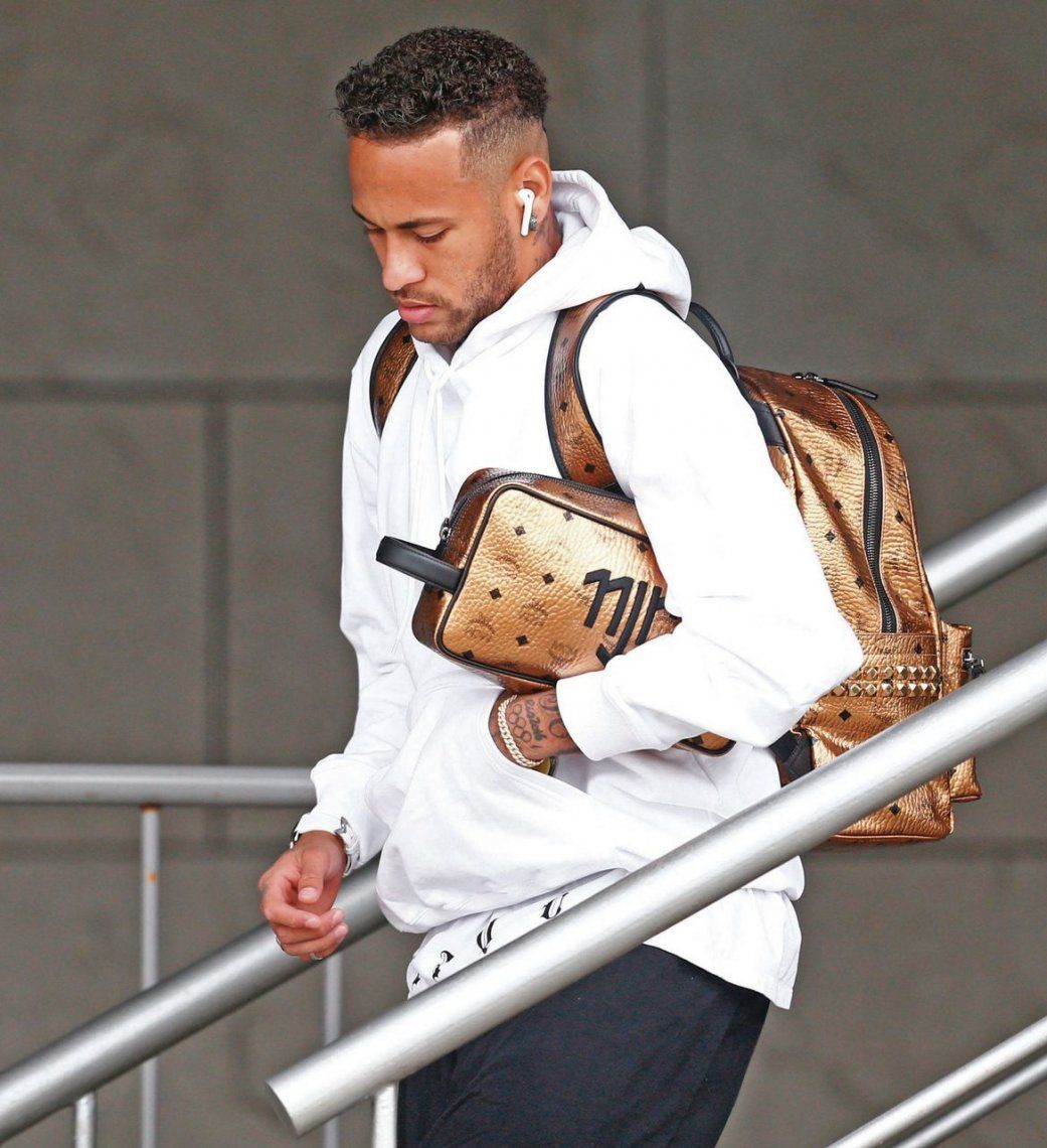 Neymar emprende la retirada de Rusia: del hotel rumbo al aeropuerto para el regreso a casa.