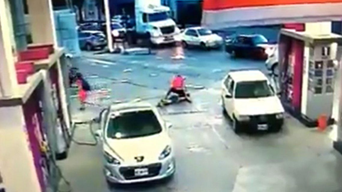Video | Un motochorro le quiso robar, lo noqueó y le pegó diez piñas en el piso