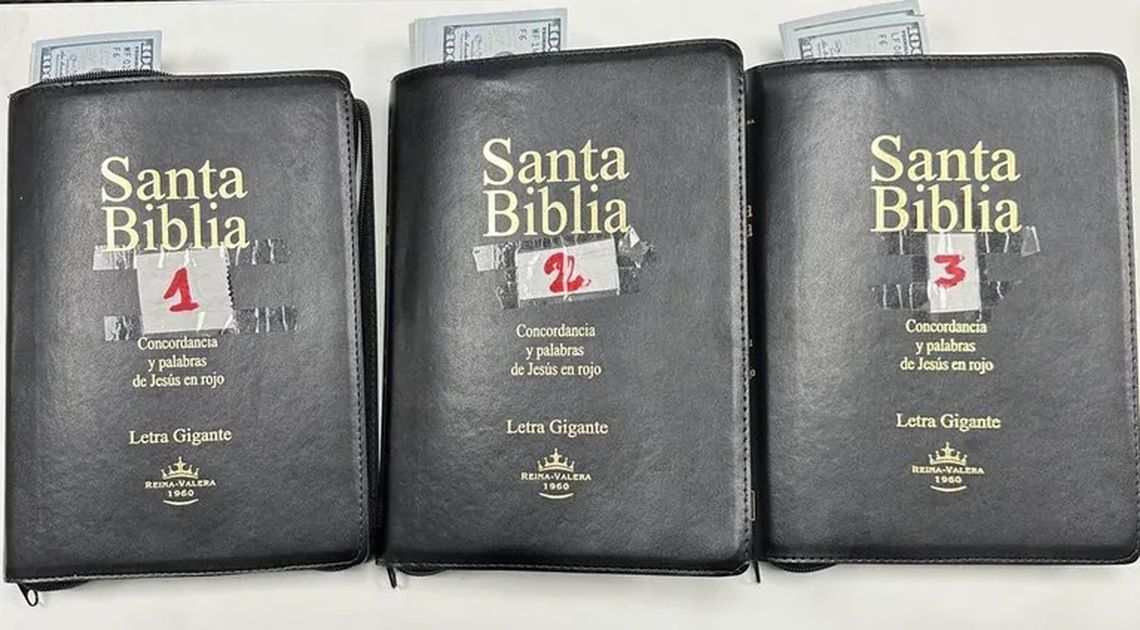 El personal de la Aduana procedió a abrir el cargamento y allí encontraron las tres biblias.