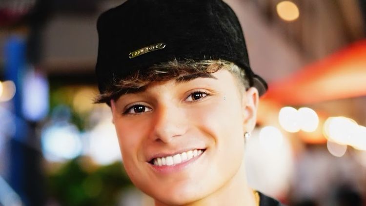 Santiago Motolo fue filmado disparando al aire con una pistola 9 mm en el Barrio 31, cerca de una cancha donde juegan chicos.