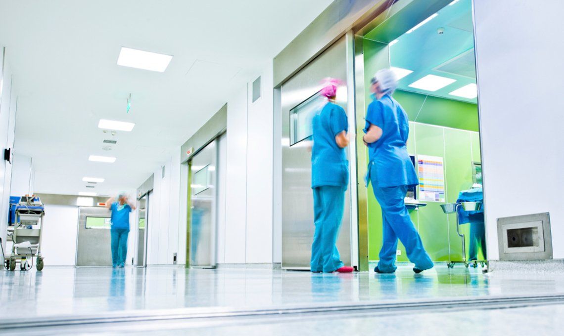 Denuncia: los médicos del sector privado trabajan hasta 120 horas por semana