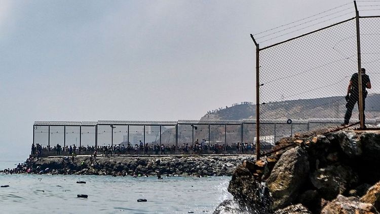 Miles de migrantes intentaron ingresar a Ceuta por mar y a pie desde Marruecos, en una nueva crisis que obligó a España a reforzar la seguridad en la frontera.