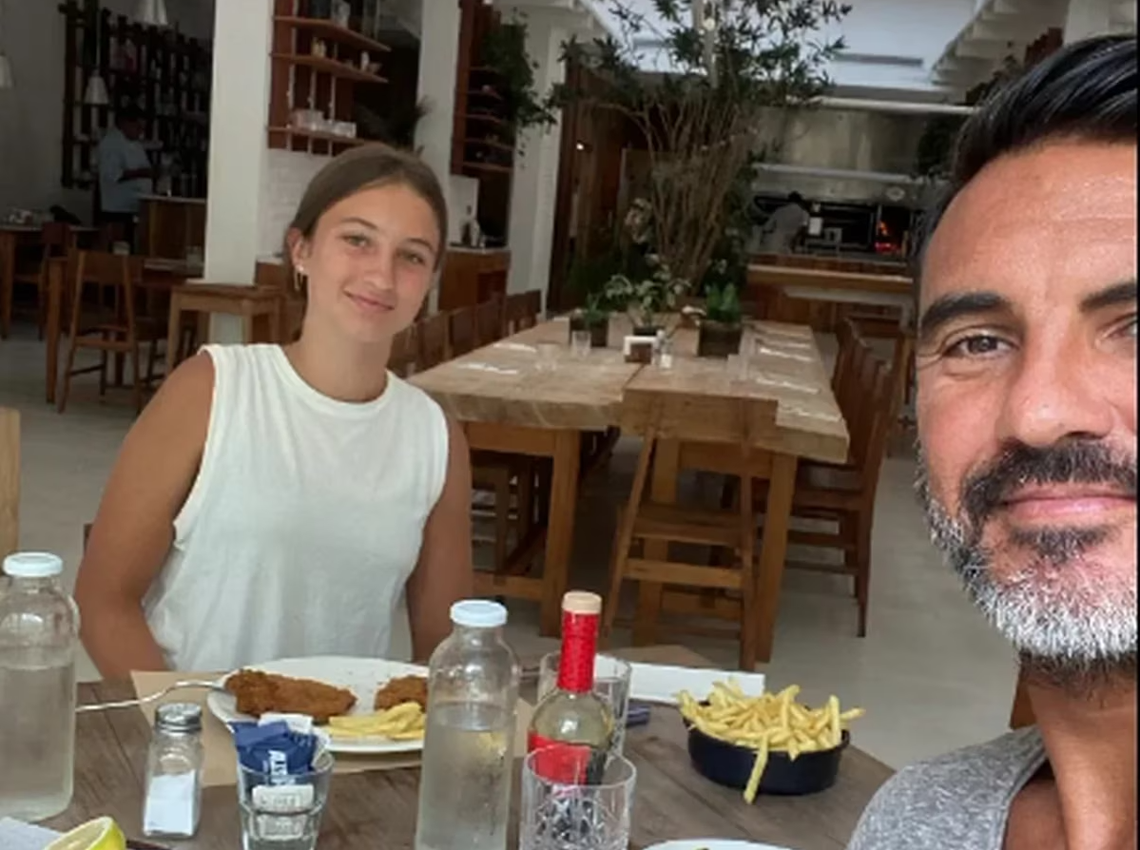 Fabián Cubero almorzando con Indiana, su hija mayor