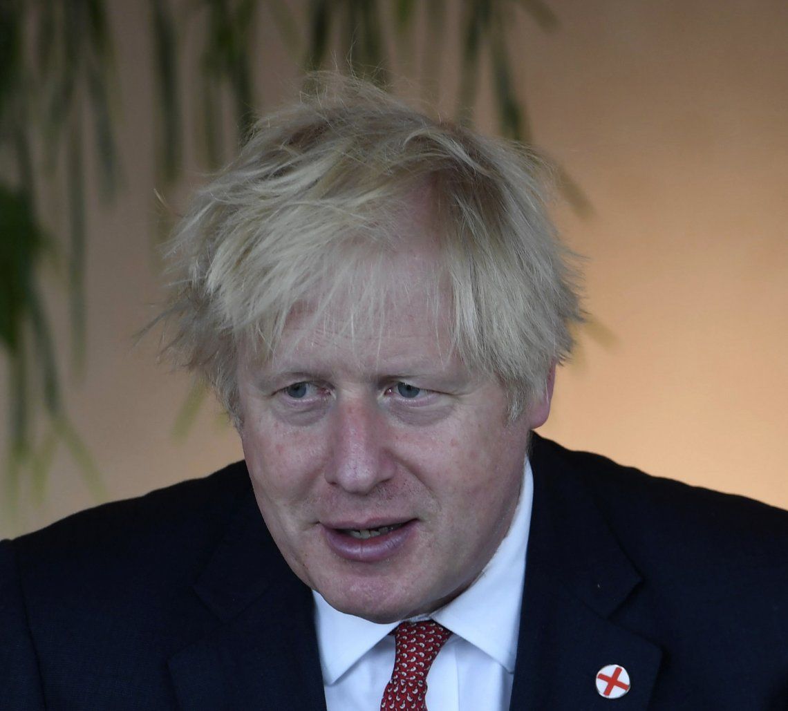 Boris Johnson recomendó seguir usando barbijo en espacios cerrados.