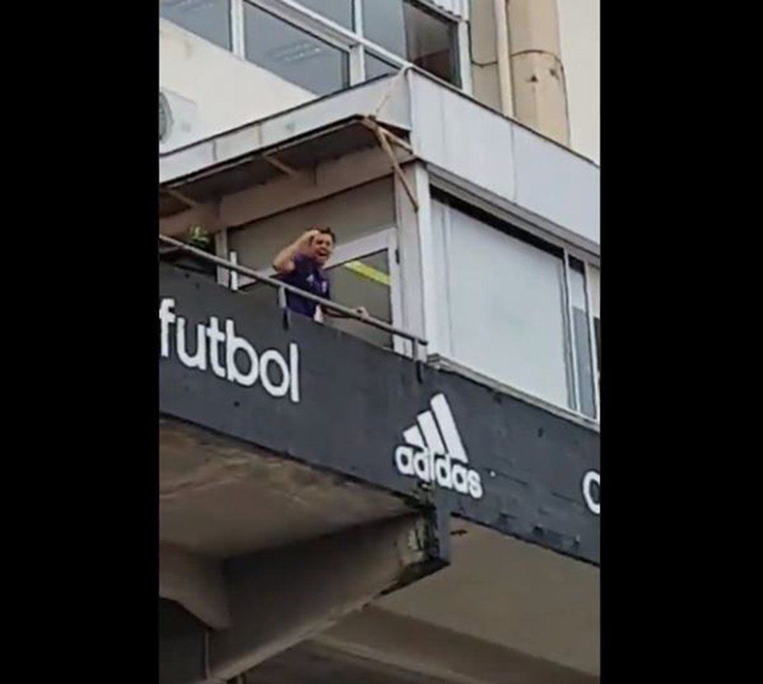 Video | Gallardo salió al balcón del Monumental y cantó con los hinchas