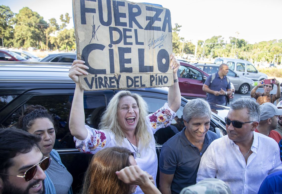 Karina Milei y Luis Caputo estuvieron rodeados de militantes en Palermo.