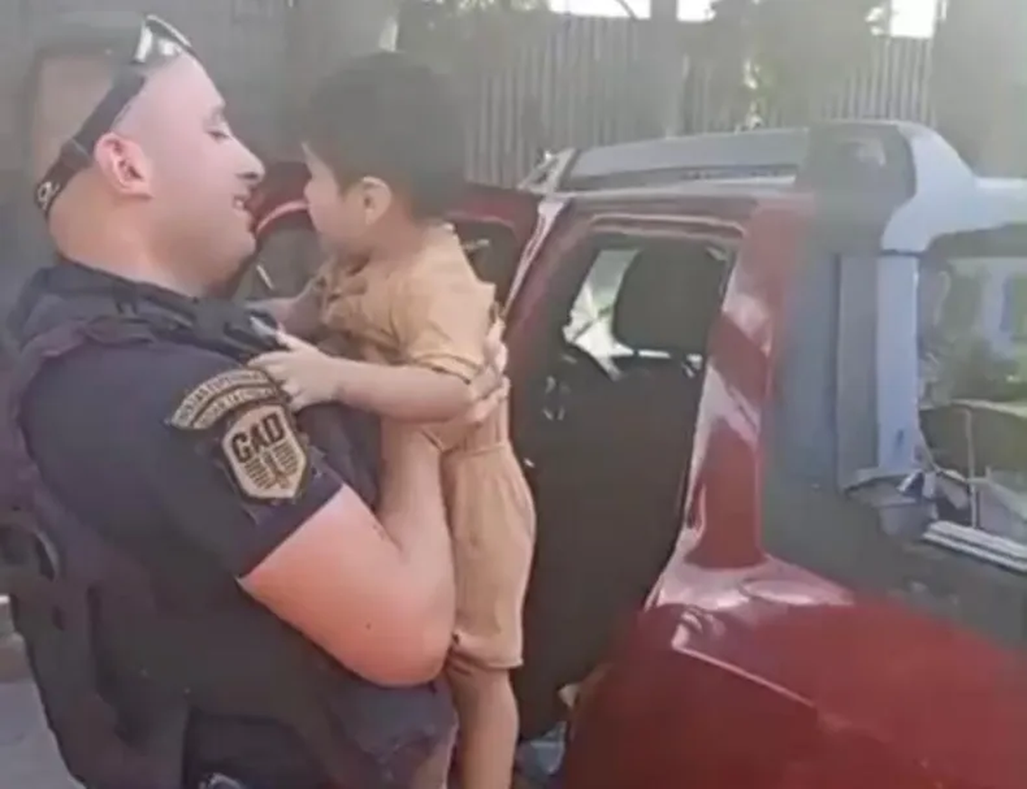 El menor estaba solo dentro del vehículo, con las ventanillas cerradas, y presentaba signos de calor.