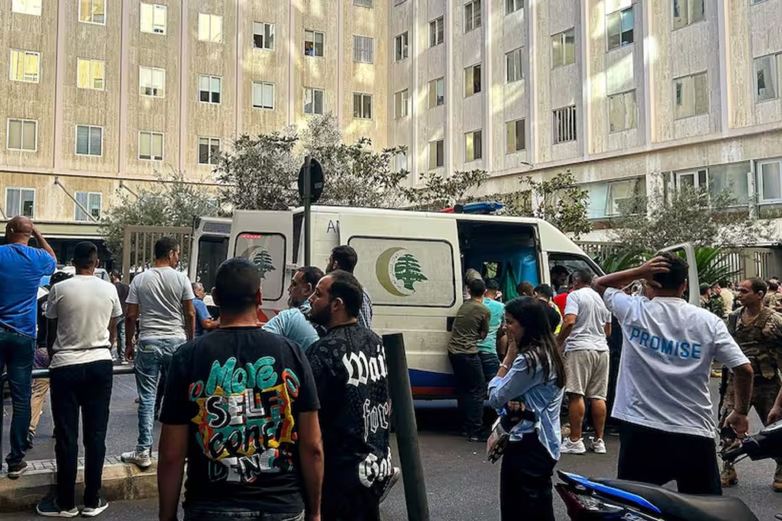 El estacionamiento de un hospital del Líbano donde este martes llevaron a varios de los heridos.