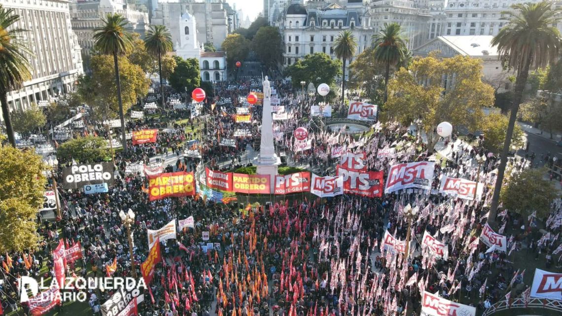 Día del Trabajador: partidos de izquierda se concentraron en Plaza de Mayo.