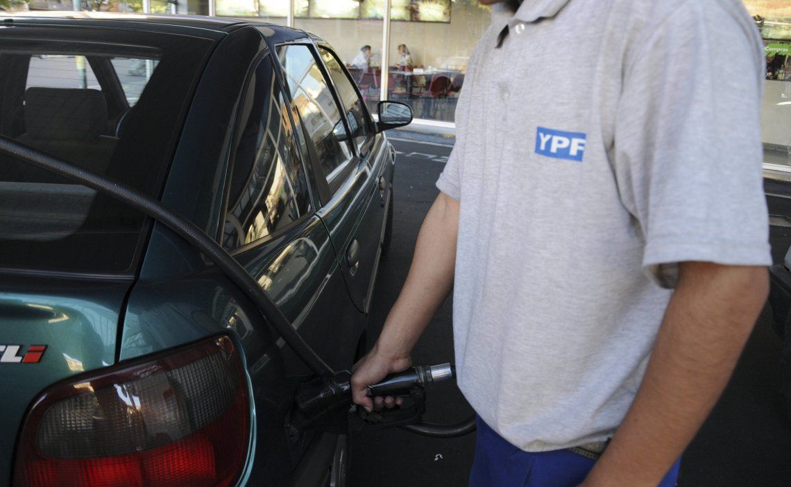 YPF: el gasoil tendrá otro precio para los vehículos extranjeros. 