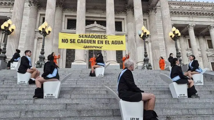 Activistas de Greenpeace se manifiestan en las escalinatas del Congreson contra de la Ley de Glaciares.