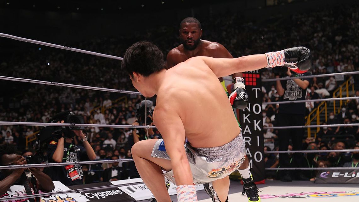 Floyd Mayweather venció a Mikuru Asakura en el segundo round.