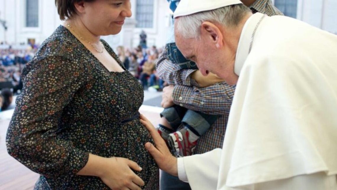 Roma - El Papa Francisco bendice a una futura mamá que participó del X Encuentro Mundial de las Familias