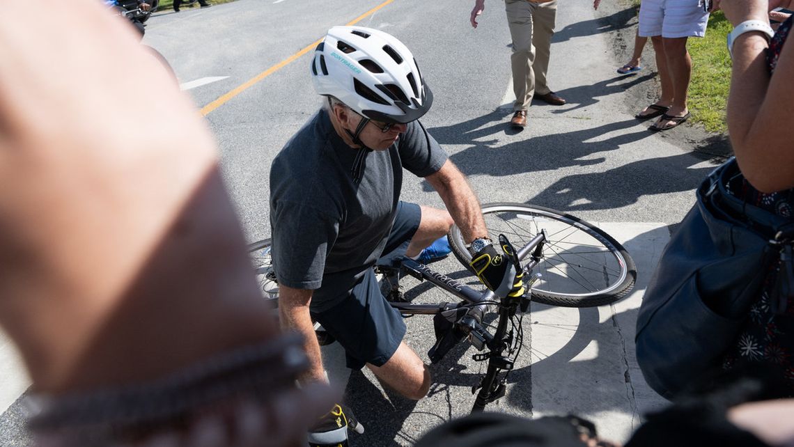 Delaware (Estados Unidos) - Joe Biden se cayó de la bicicleta mientras realizaba un paseo