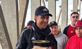 Enzo, con bombo y los colores de River.