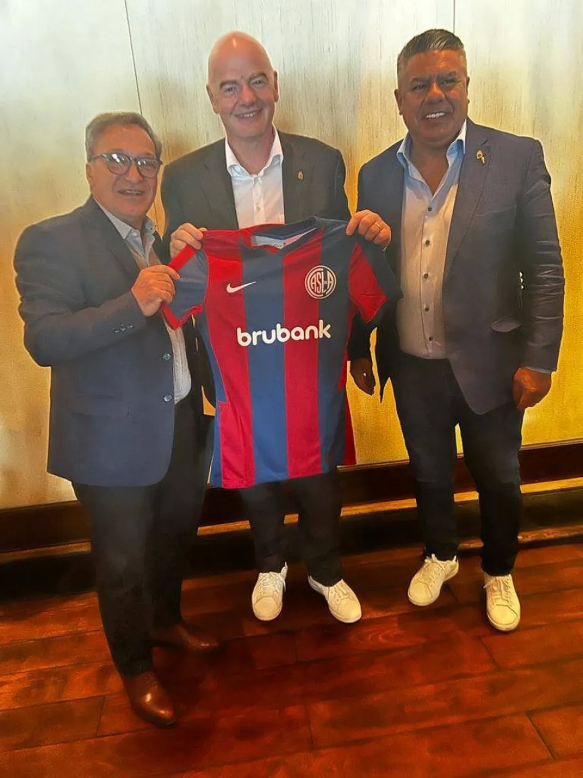 Gianni Infantino Se Puso La Camiseta De Barracas Central