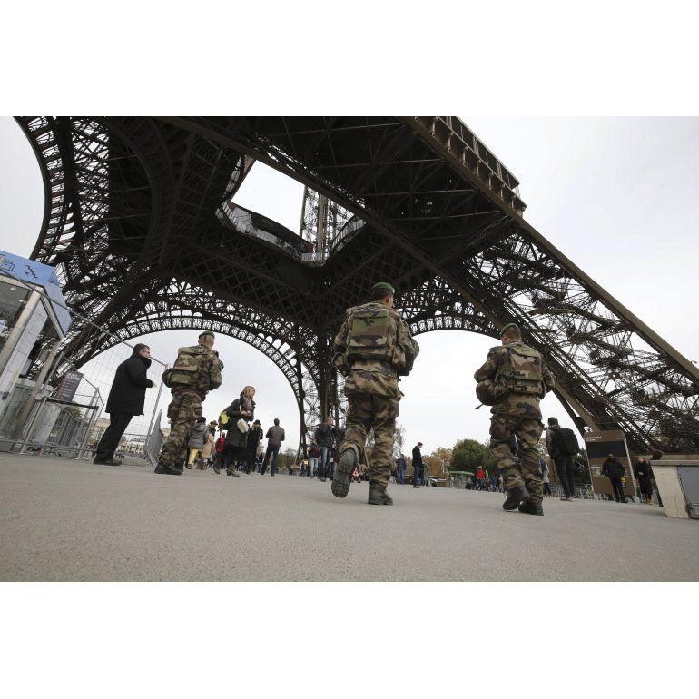 Cierran la Torre Eiffel por temor a otro atentado en París